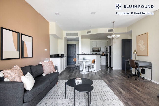 114 N Doheny Dr, Unit SI FL2-ID1033 in West Hollywood, CA - Building Photo - Building Photo