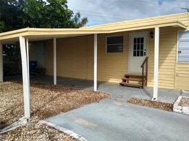 205 52nd Ave Dr W in Bradenton, FL - Building Photo