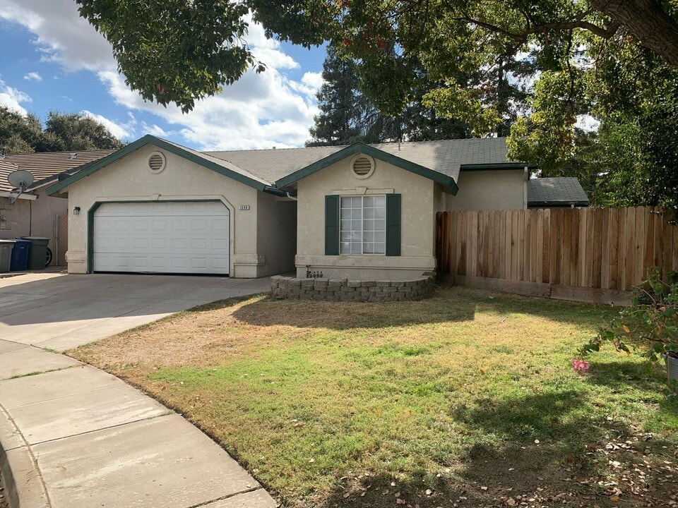 1598 W Portola Way in Merced, CA - Building Photo