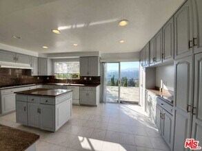 911 Teakwood Rd in Los Angeles, CA - Foto de edificio - Building Photo