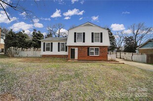 6323 Coach Hill Ln in Charlotte, NC - Building Photo