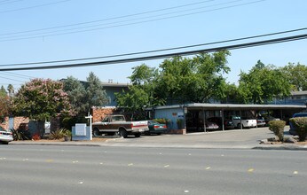 Mayette Village Apartments in Santa Rosa, CA - Foto de edificio - Building Photo