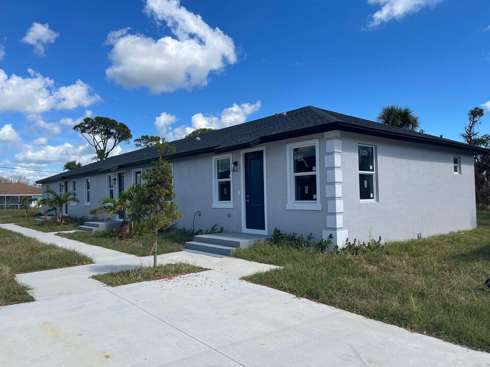 246 Rotonda Blvd W in Rotonda West, FL - Building Photo