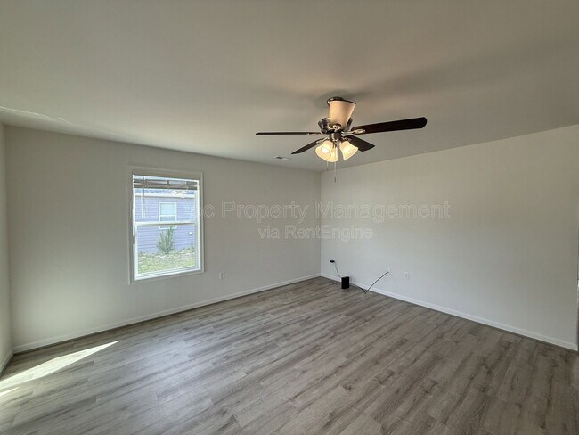 990 Ebb Tide Dr in Colonial Beach, VA - Foto de edificio - Building Photo