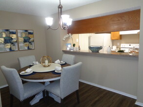 Woodlake Apartments in Grapevine, TX - Foto de edificio - Building Photo