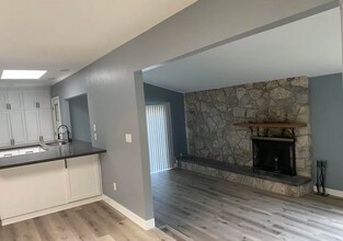 2737 Sarver Ln in San Marcos, CA - Foto de edificio - Building Photo