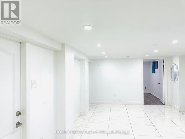 116 Eldomar Ave in Brampton, ON - Building Photo - Building Photo