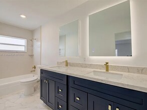 5030 NW 41st Ct in Lauderdale Lakes, FL - Building Photo - Building Photo