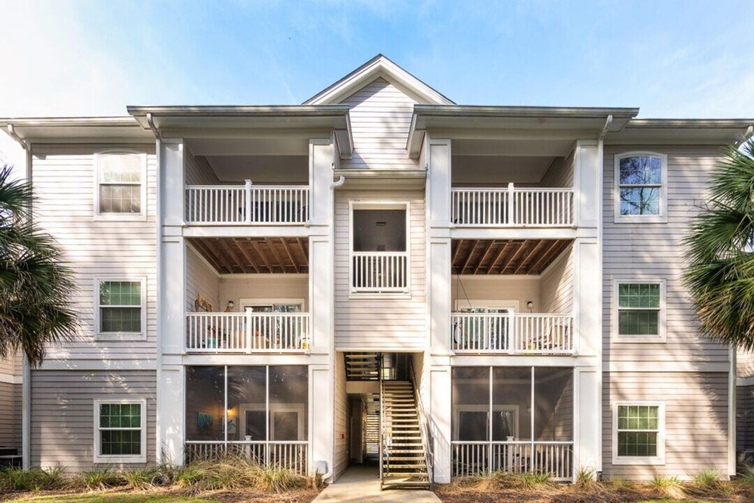 1300 Park W Blvd in Mount Pleasant, SC - Building Photo