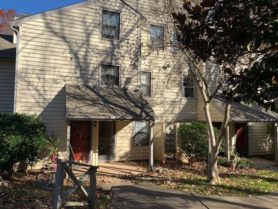 410 Oak Hollow Ct in Raleigh, NC - Building Photo