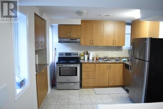 5551 Meadowcrest Ave in Mississauga, ON - Building Photo - Building Photo