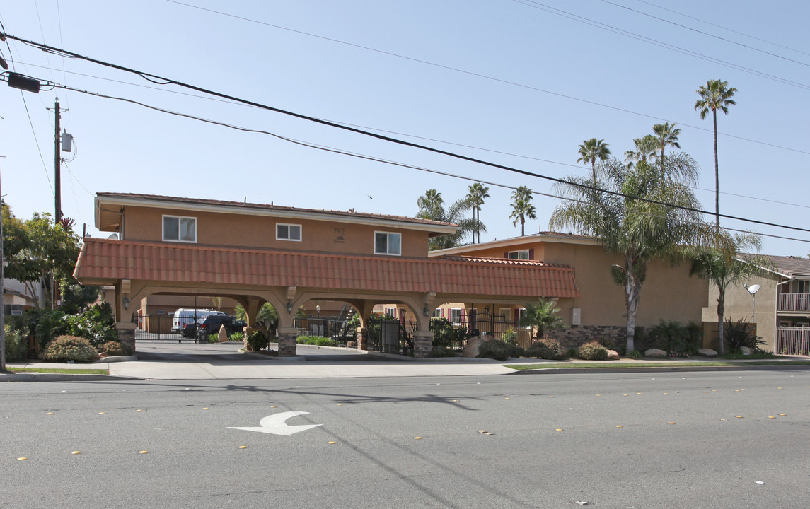 788-792 N Mollison Ave in El Cajon, CA - Foto de edificio