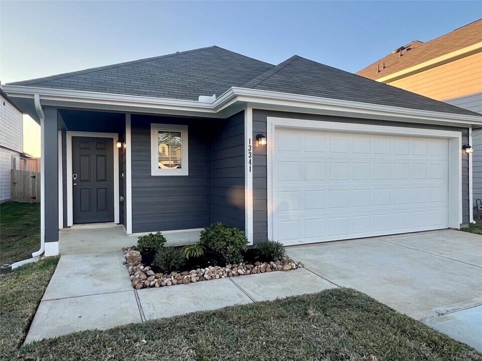 13341 Burbot Dr in Shenandoah, TX - Building Photo