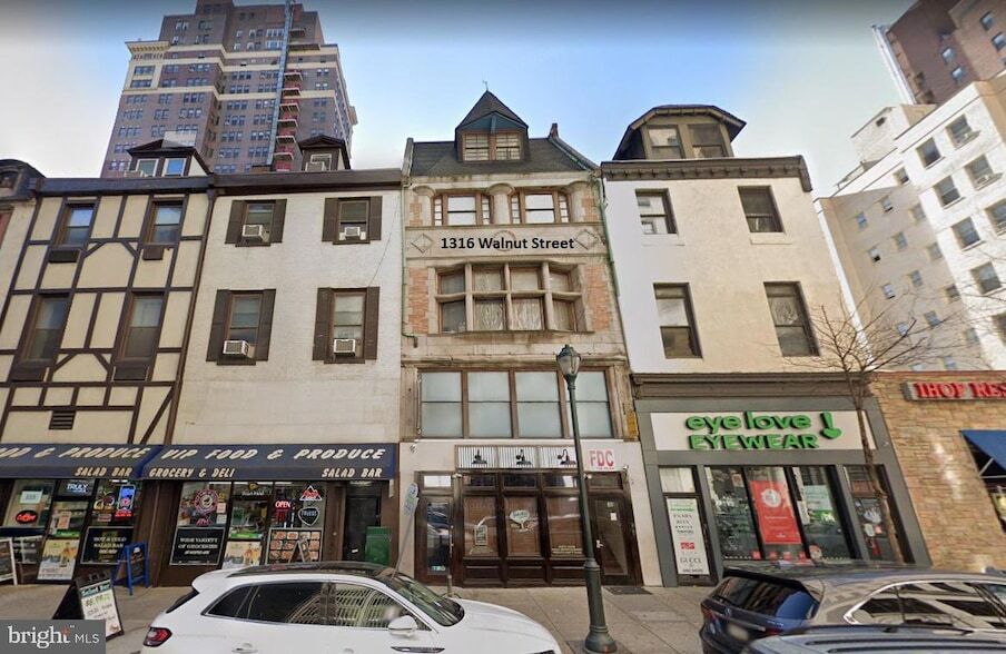 1316 Walnut St, Unit 1R in Philadelphia, PA - Building Photo