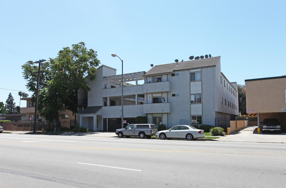 13740 Vanowen St in Van Nuys, CA - Foto de edificio