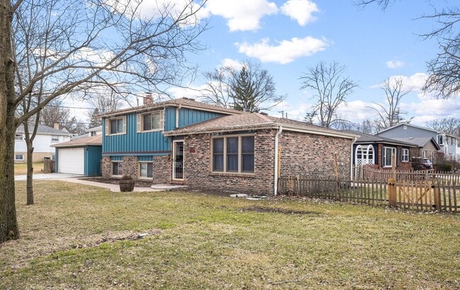 818 Pleasant Ave in Glen Ellyn, IL - Building Photo - Building Photo
