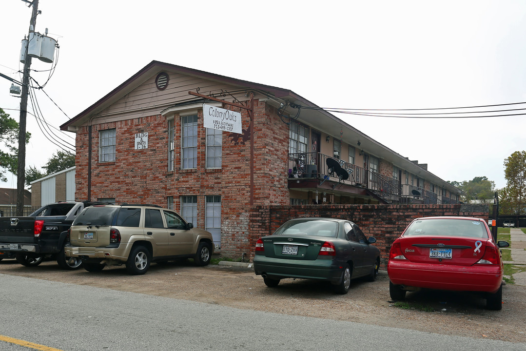 Colony Oaks in Houston, TX - Building Photo