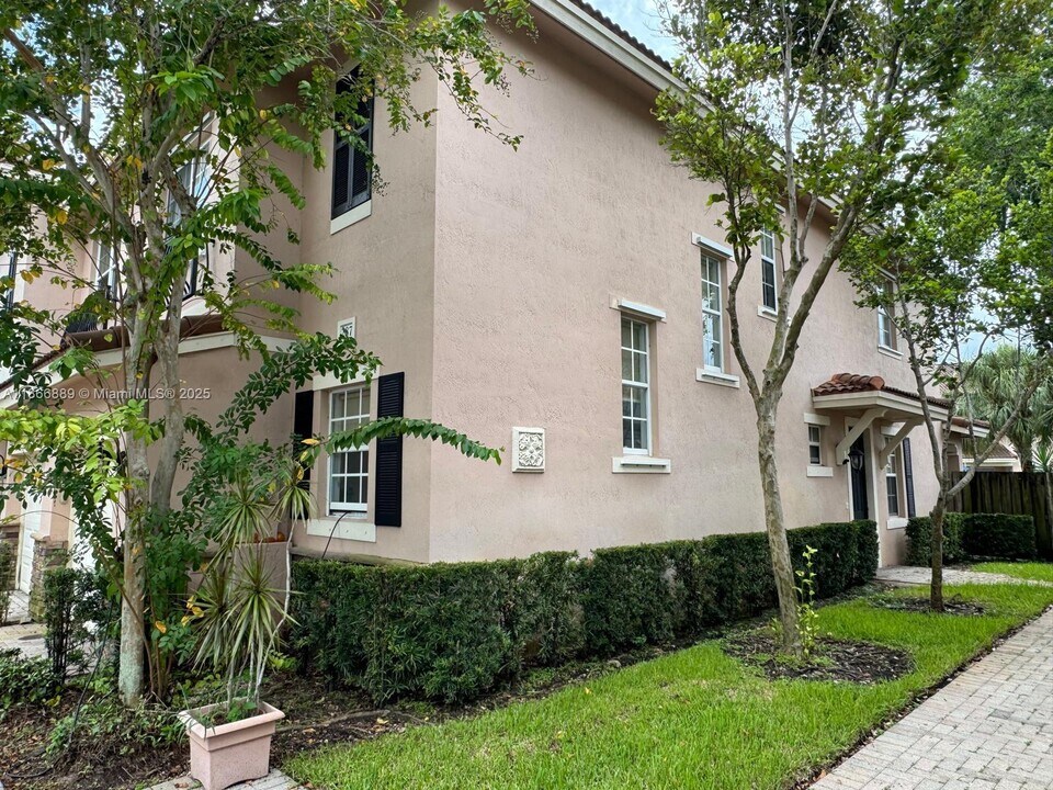 287 Las Brisas Cir in Weston, FL - Building Photo