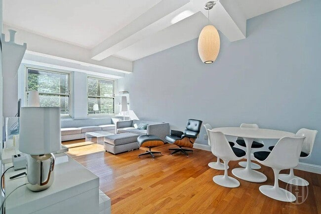 88 Greenwich St, Unit 702 in New York, NY - Foto de edificio - Building Photo