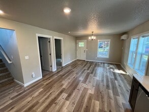 1110 Cottage St NE in Salem, OR - Foto de edificio - Building Photo