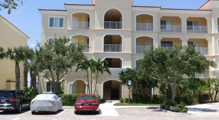 32 Harbour Isle Dr W-Unit -301 in Fort Pierce, FL - Building Photo