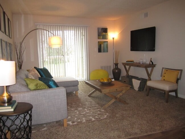 105 Village Ln in Greensboro, NC - Foto de edificio - Building Photo