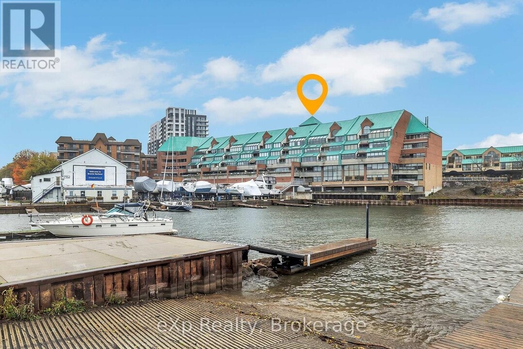 100 Bronte Rd in Oakville, ON - Building Photo