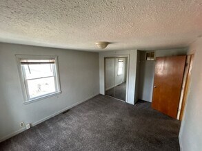 358 Fair Oaks Blvd, Unit Upper Apartment A in South Beloit, IL - Building Photo - Building Photo