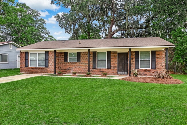 2212 N Parkwood Dr in Savannah, GA - Building Photo - Building Photo