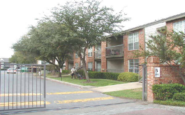 Cimarron Court in Dallas, TX - Building Photo - Building Photo