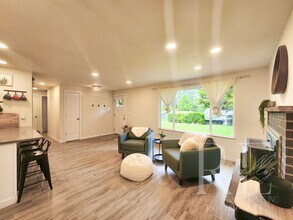 8120 NE Seawind Ave in Poulsbo, WA - Building Photo - Building Photo