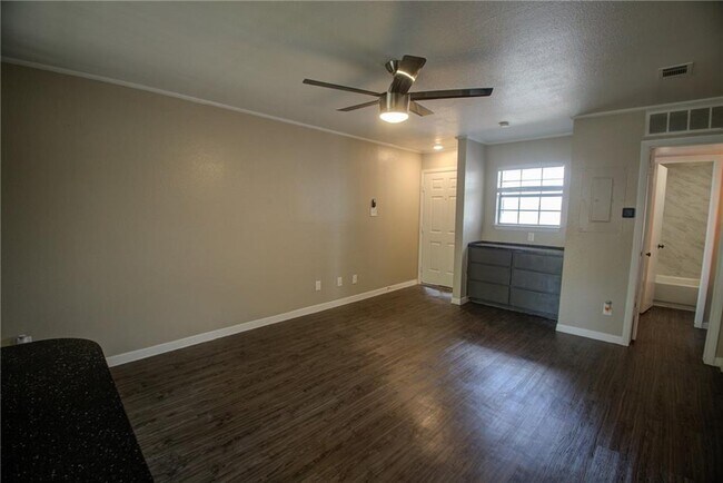 1510 W N Loop Blvd in Austin, TX - Building Photo - Building Photo