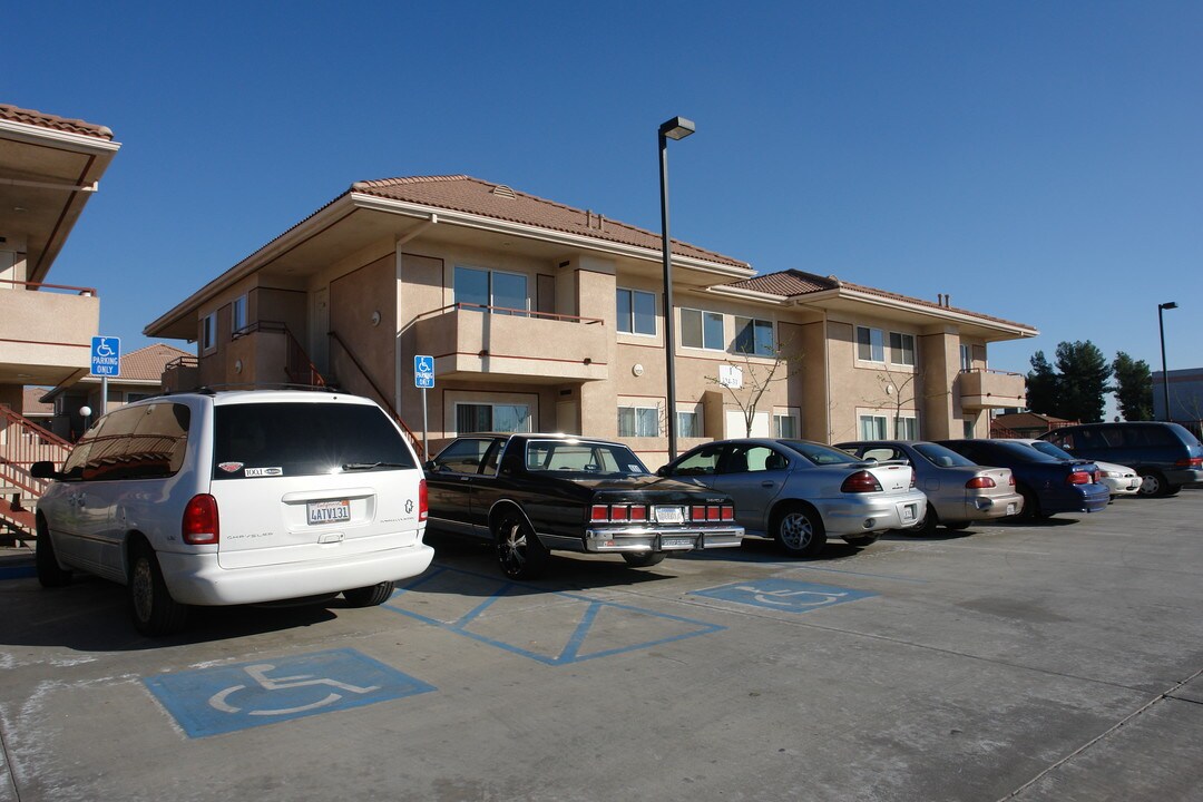 Bakersfield Family Apartments in Bakersfield, CA - Foto de edificio