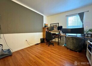 39 Anderson Ct in East Brunswick, NJ - Building Photo - Building Photo