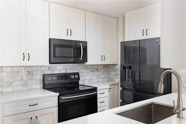 Queen's Surf Condos in Long Beach, CA - Building Photo - Building Photo