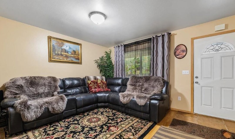 1631 W Vaunda Ave in Wasilla, AK - Building Photo