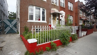 714 Logan St in Brooklyn, NY - Building Photo - Building Photo