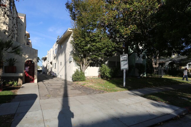 609 S Adams St in Glendale, CA - Foto de edificio - Building Photo
