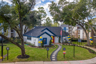 910 Apartment Homes in Houston, TX - Building Photo - Building Photo