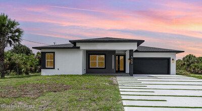 661 J.A. Bombardier Blvd in Palm Bay, FL - Building Photo - Building Photo