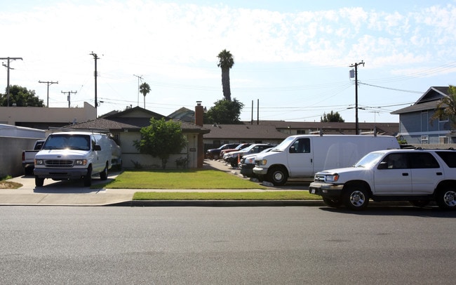 Illinois Apartments in Westminster, CA - Building Photo - Building Photo