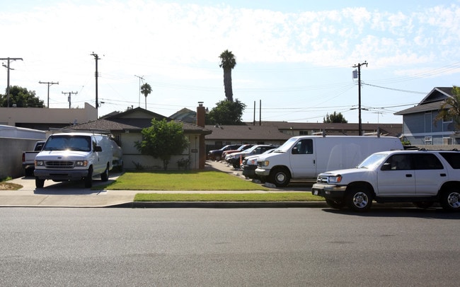 Illinois Apartments in Westminster, CA - Building Photo - Building Photo