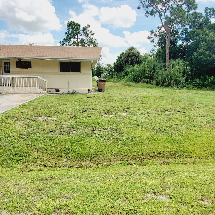 732-734 Gerald Ave in Lehigh Acres, FL - Building Photo