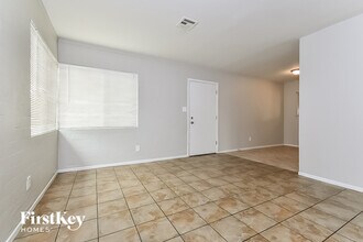 5236 Apple Valley Ln in Las Vegas, NV - Building Photo - Building Photo