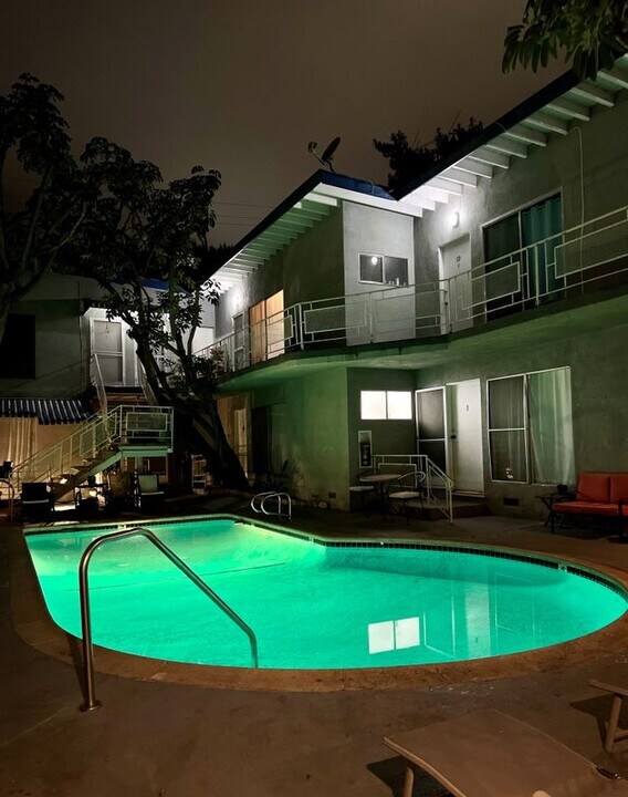 941 N San Vicente Blvd in West Hollywood, CA - Building Photo