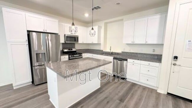 6072 Sendero Ave in Eastvale, CA - Foto de edificio - Building Photo