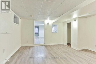 98 Uxbridge Ave in Toronto, ON - Building Photo - Building Photo