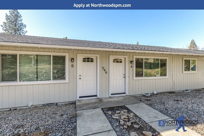 546 S 5th St in Jacksonville, OR - Foto de edificio - Building Photo