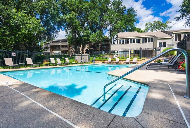Shadow Green Apartments in Eden Prairie, MN - Building Photo - Building Photo