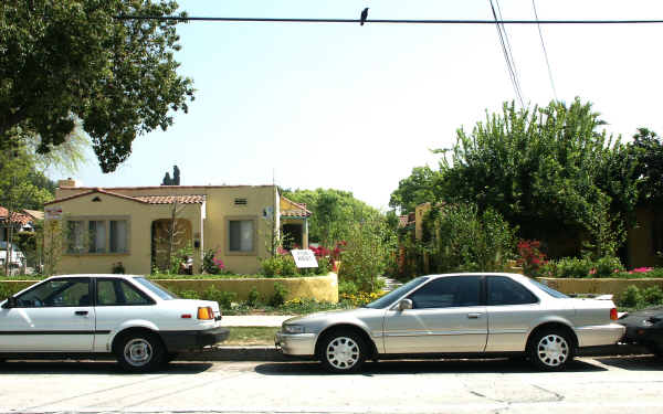 1030 N Raymond Ave in Pasadena, CA - Foto de edificio